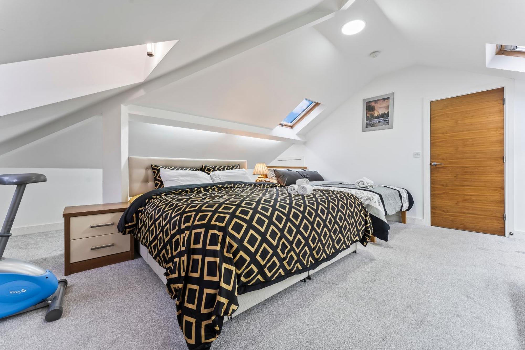 Exquisite 2-Bedroom Penthouse-Sleeps 7-Free Parking With Workstations & High-Speed Wifi Birmingham Exteriér fotografie